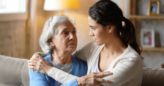 Maladie d'Alzheimer : ce que vivent les proches à chaque étape de la maladie
