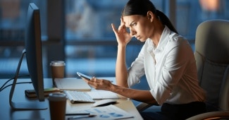 Anxiété au travail : signes, causes et solutions pour la gérer