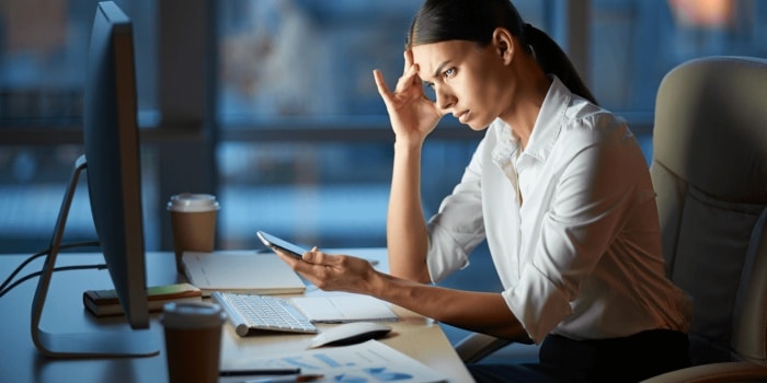 Anxiété au travail : signes, causes et solutions pour la gérer