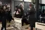 Jeune femme responsable de club observant une séance de fitness avec ses adhérents