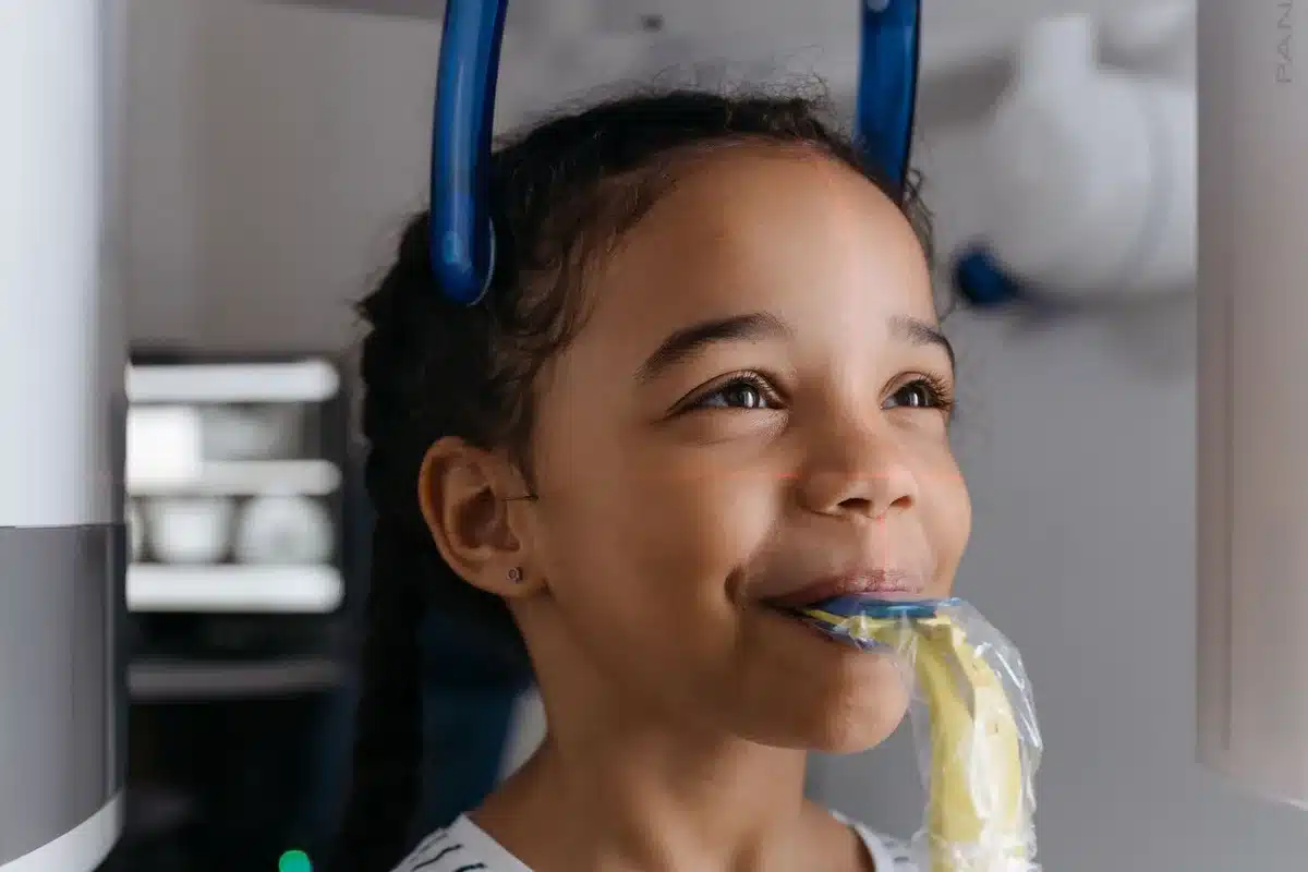 Radiographie dentaire montrant l'examen des caries et anomalies dentaires chez l'enfant