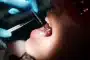 Enfant chez le dentiste lors d'un examen dentaire montrant une inflammation dentaire