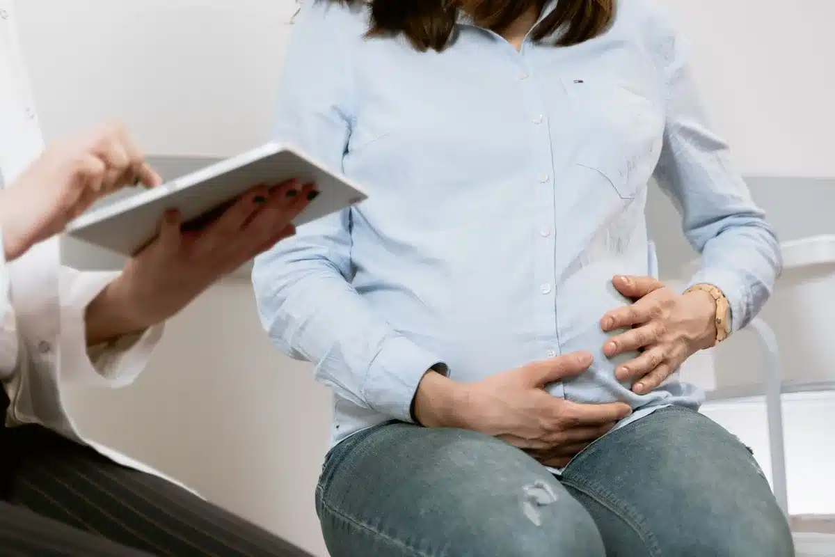 Femme enceinte en consultation prénatale avec professionnel de santé