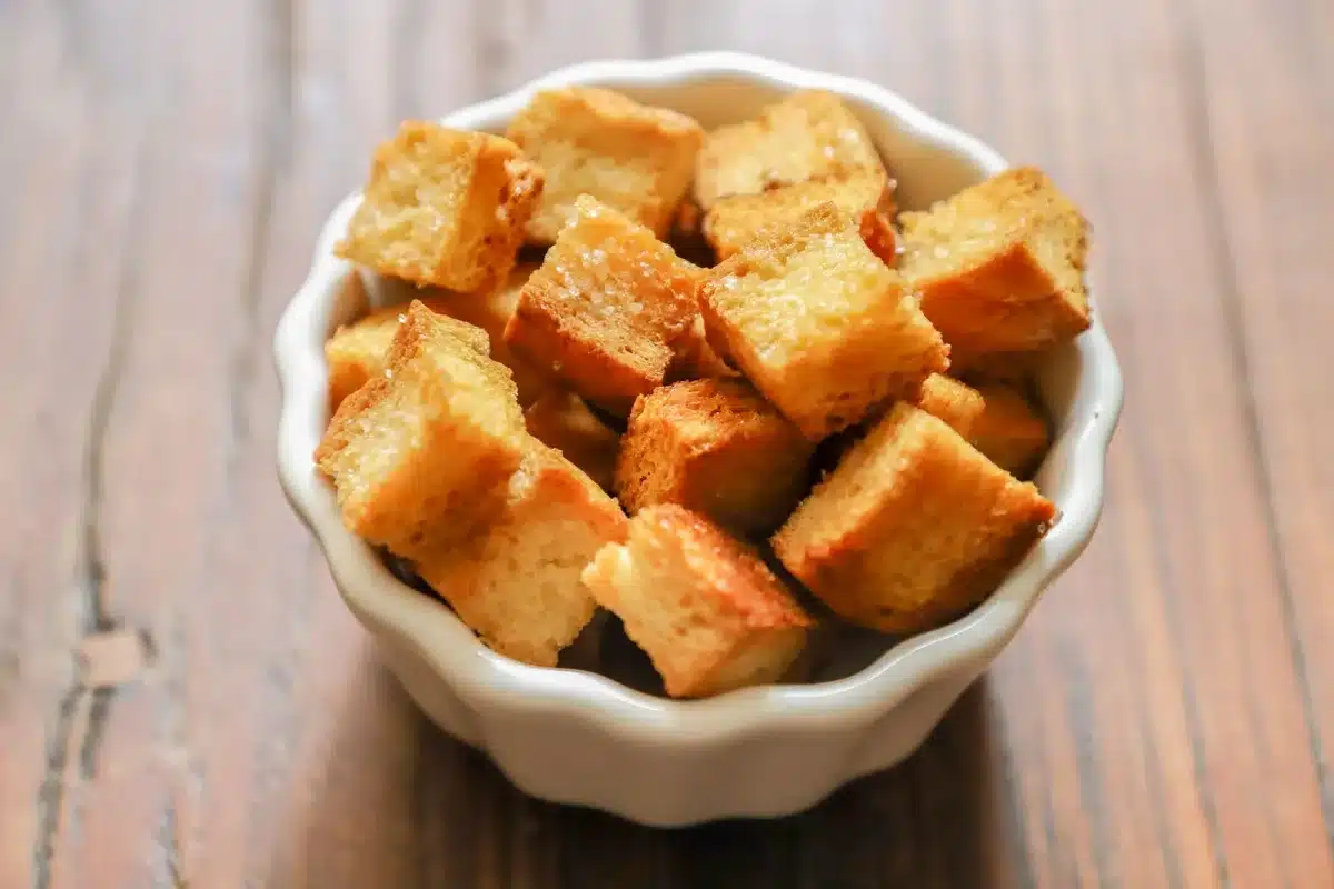 Croûtons maison dorés et croustillants préparés à partir de pain rassis