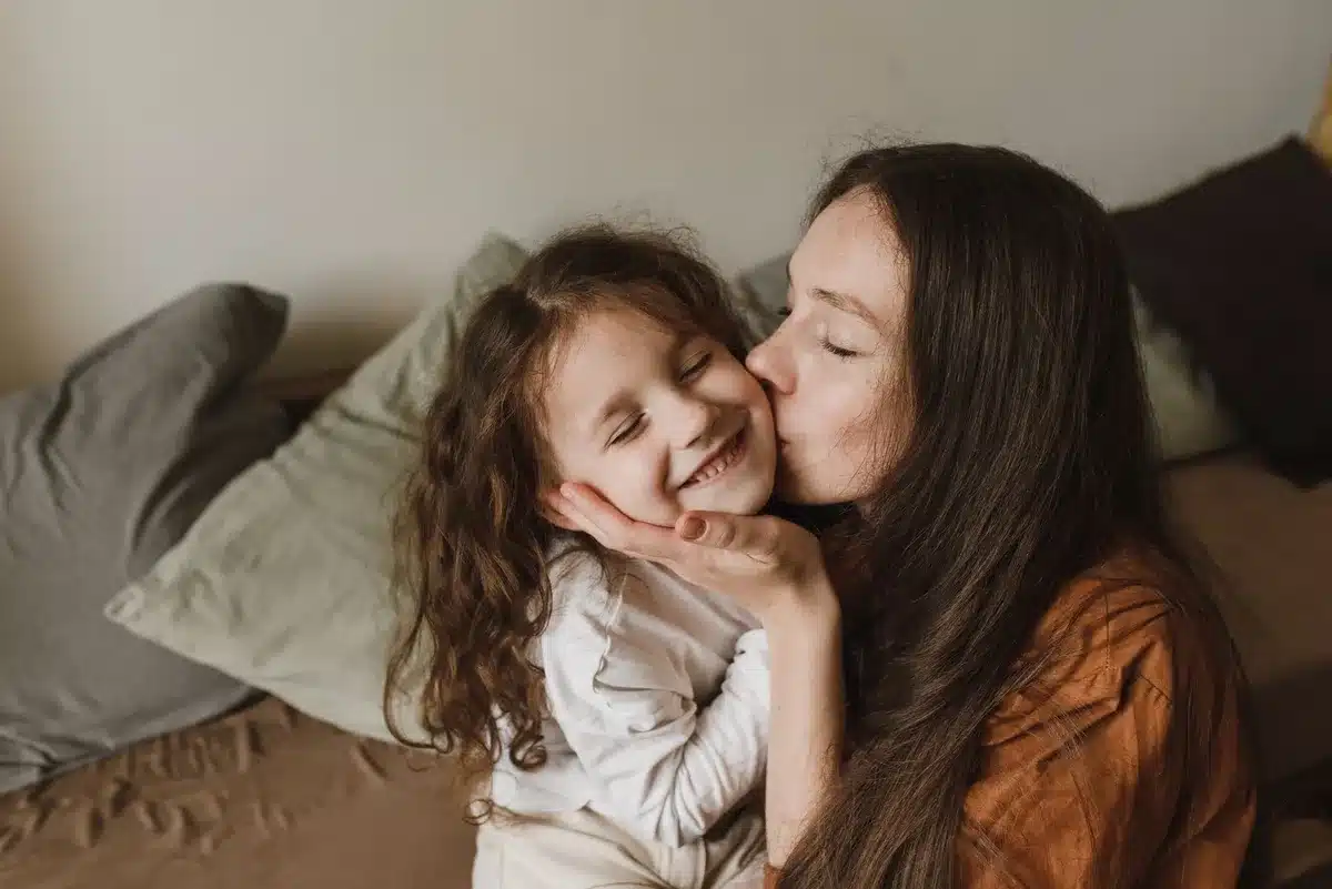 Enfant et adulte dans un moment d'interaction affectueuse et sécurisante