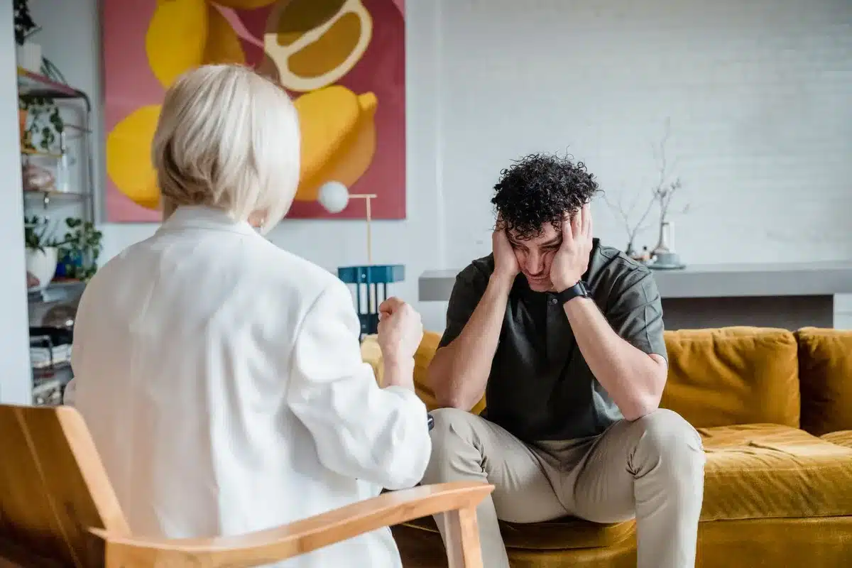 Adulte exprimant ses émotions et ses besoins dans une relation saine