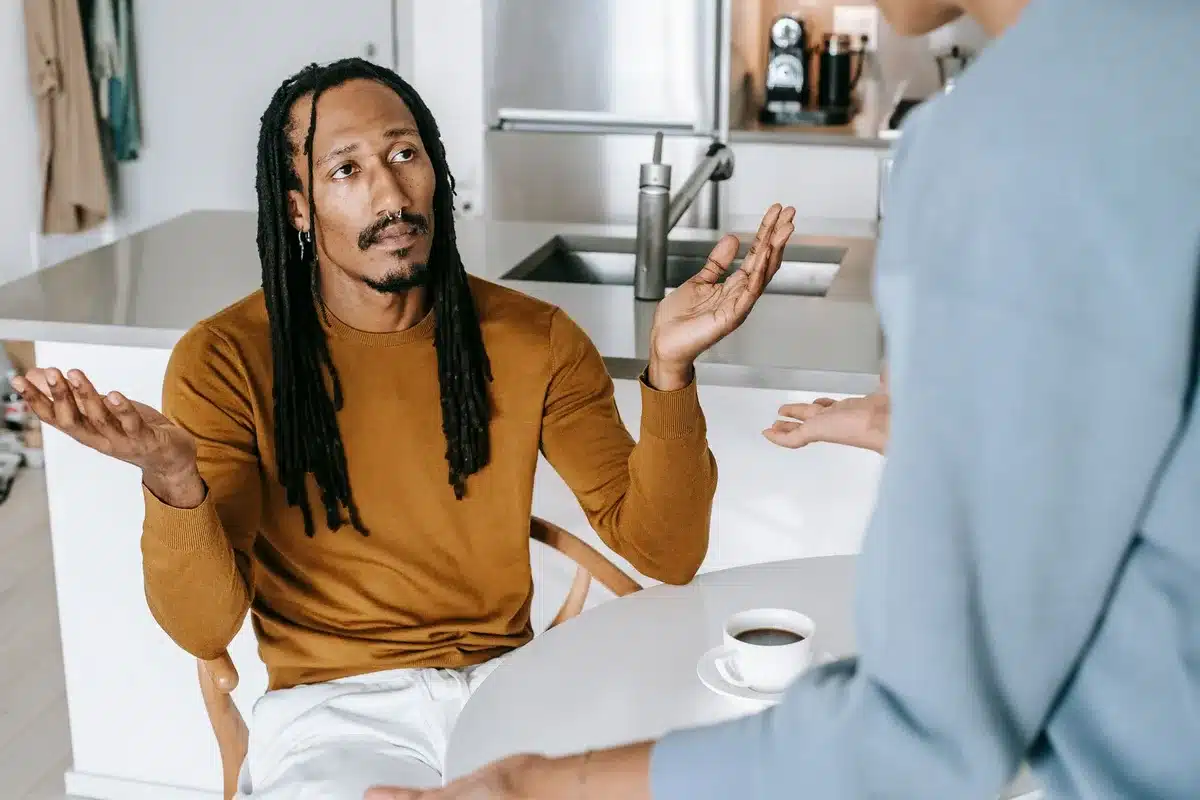 Deux adultes en conversation apaisée, écoutant avec présence et confiance mutuelle