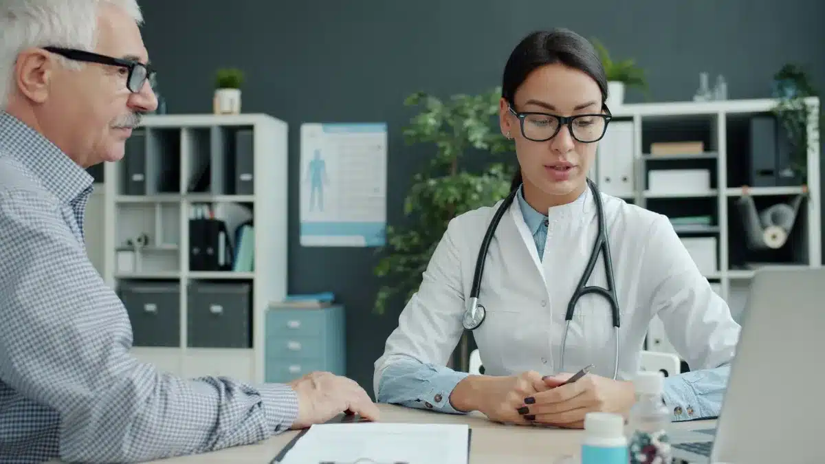 Une consultation avec un professionnel de santé bienveillant offrant un soutien et des conseils
