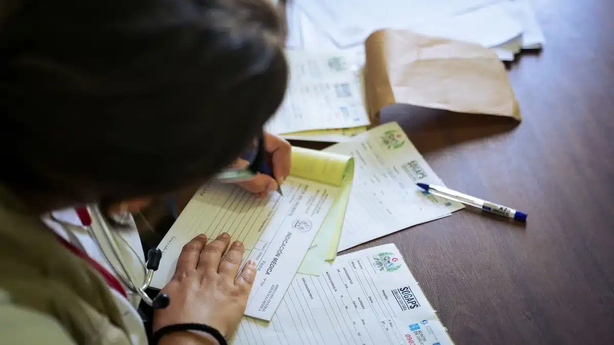 Documents médicaux, antécédents et liste de médicaments préparés pour un bilan de santé