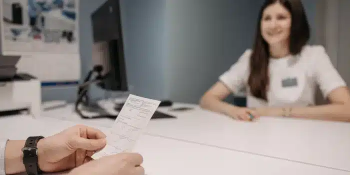 Professionnel de santé et patient examinant ensemble les résultats d'un bilan de santé