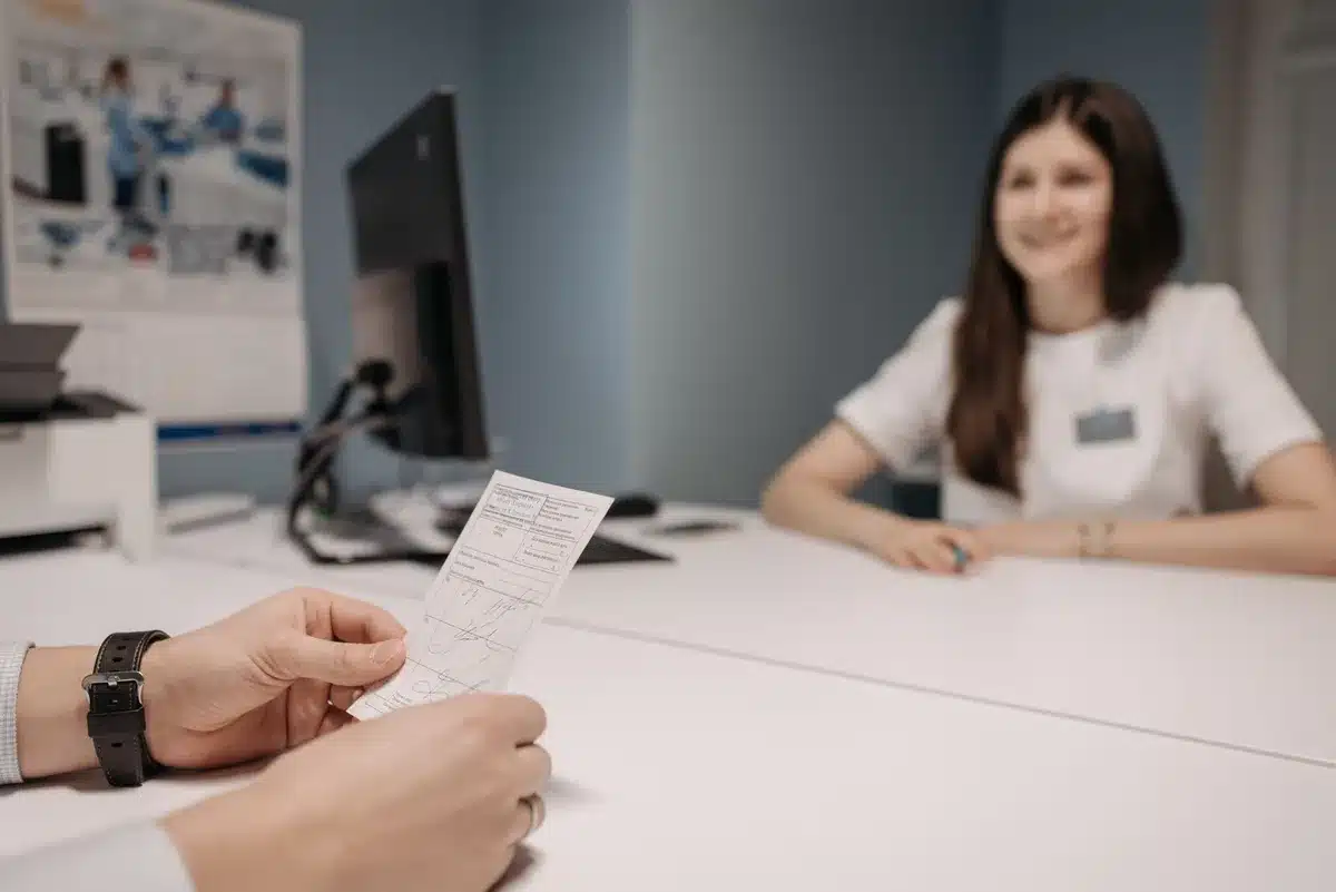 Professionnel de santé et patient examinant ensemble les résultats d'un bilan de santé
