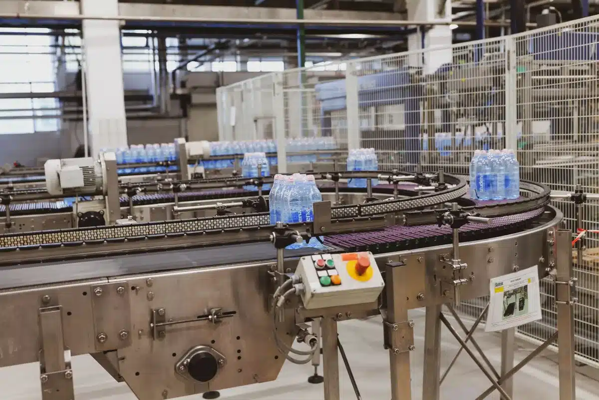 Bouteilles en plastique alignées sur une chaîne de production industrielle