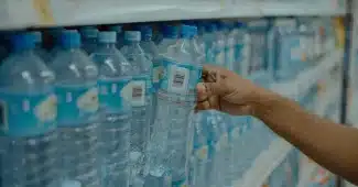 Canicule : pourquoi l’eau en bouteille coûte plus cher cet été ?