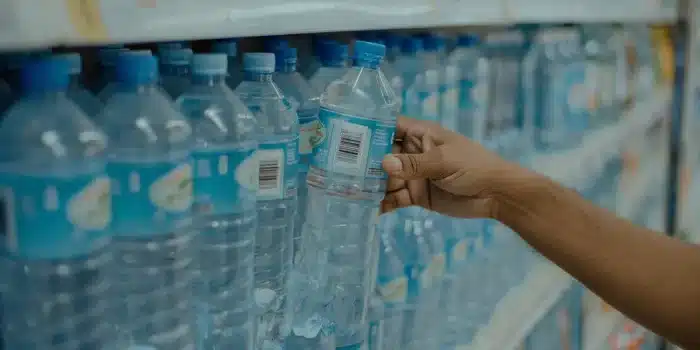 Canicule : pourquoi l’eau en bouteille coûte plus cher cet été ?