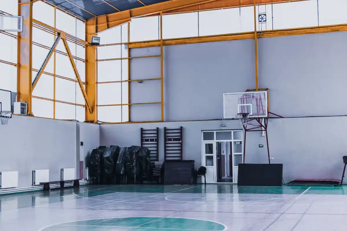 Salle de sport moderne avec éclairage LED et équipements économes en énergie
