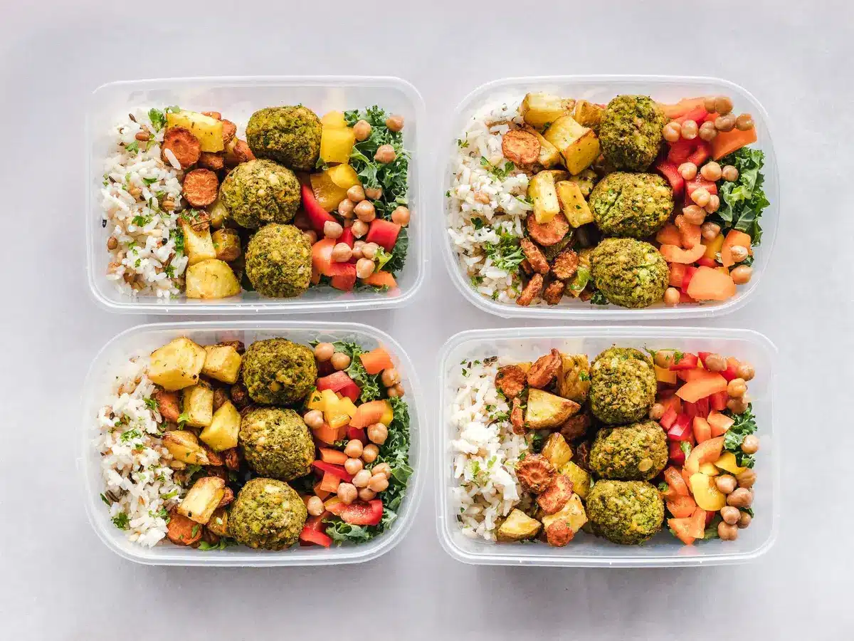 Repas préparés à l'avance avec légumineuses, poisson et légumes rôtis
