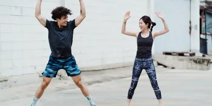 Personne en train de faire de l'exercice physique avec concentration et engagement