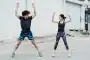 Personne en train de faire de l'exercice physique avec concentration et engagement
