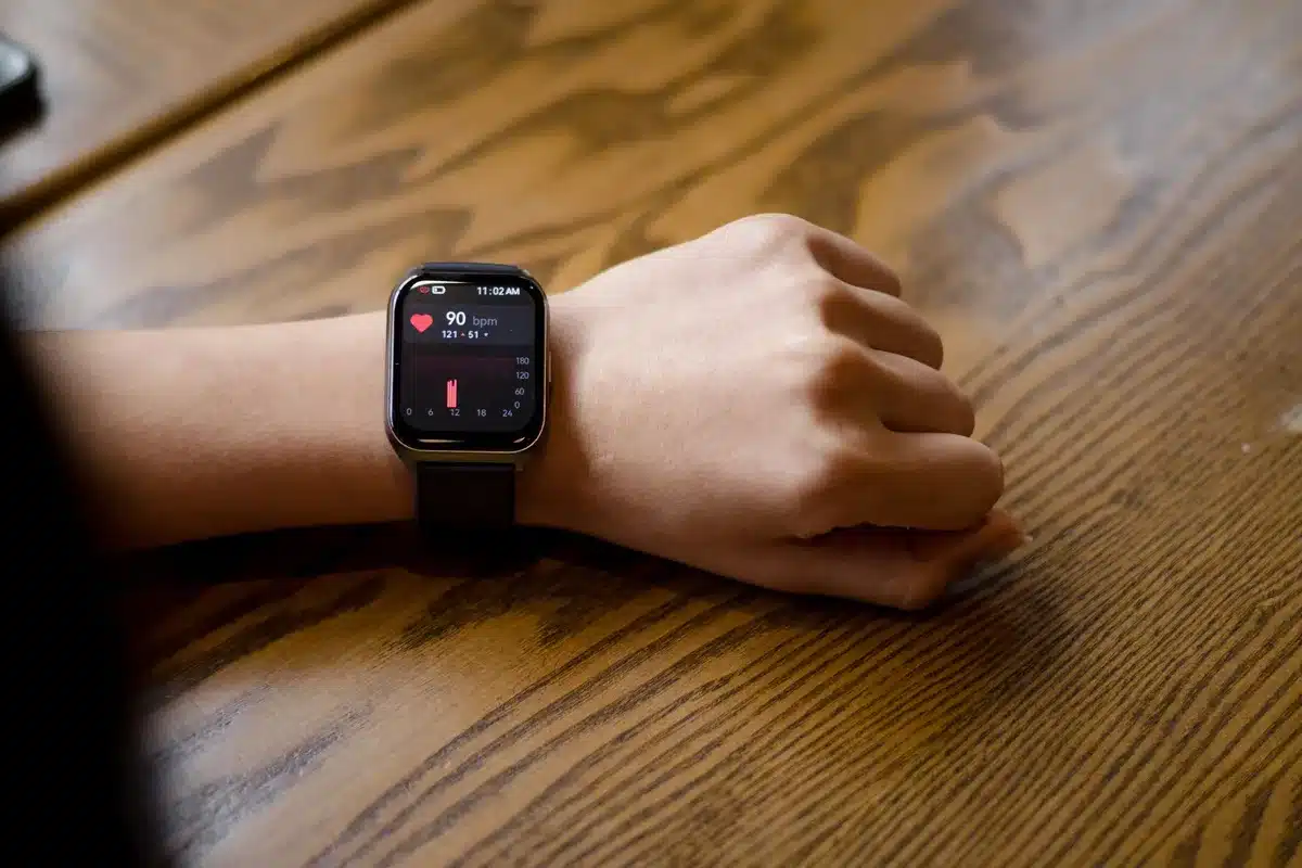 Moniteur de fréquence cardiaque et équipement de suivi de l'activité physique.