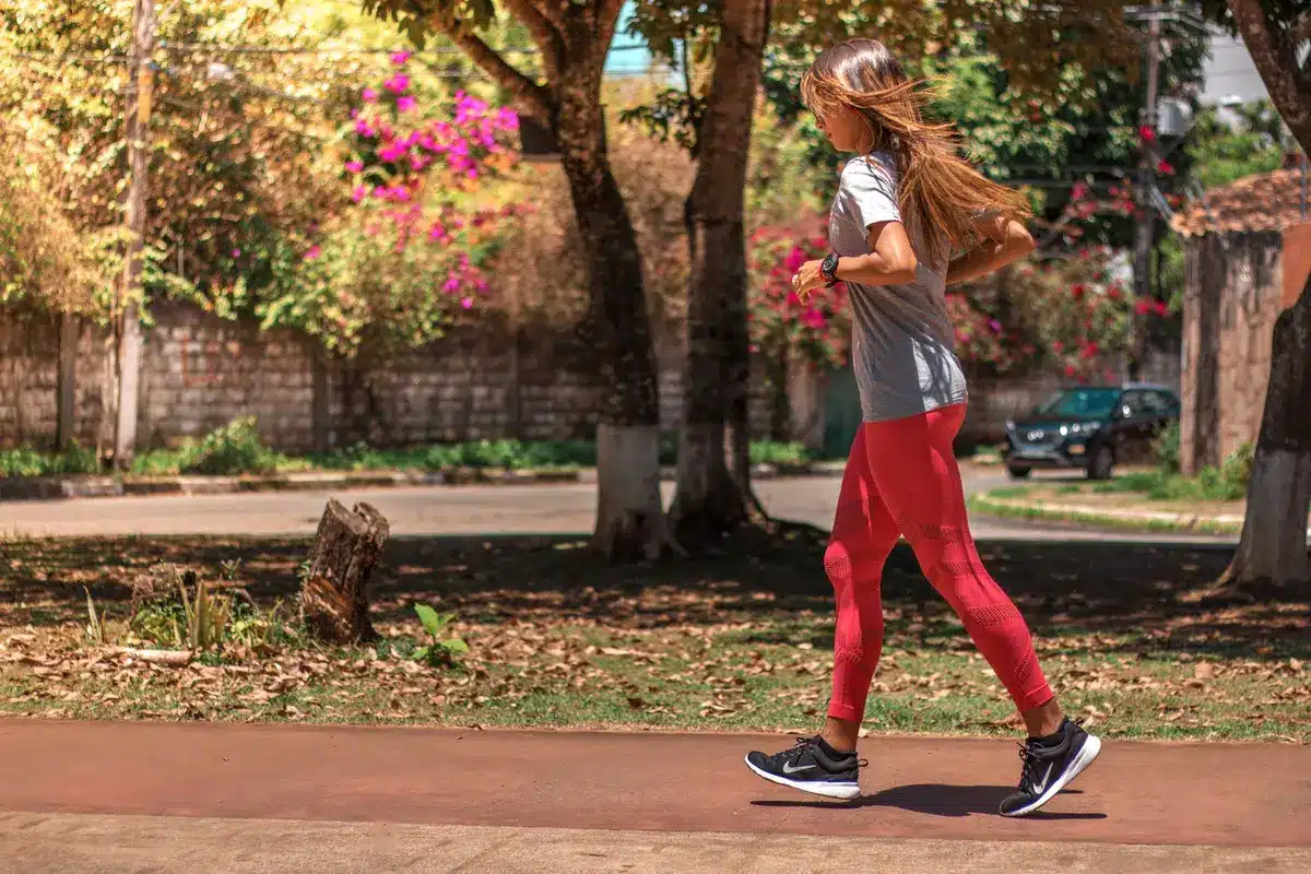 Femme intégrant une marche régulière dans sa routine quotidienne, quatre jours par semaine