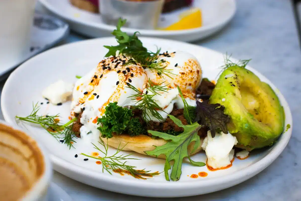 Assiette avec œufs et légumes frais sur une table épurée, symbolisant le reset alimentaire strict