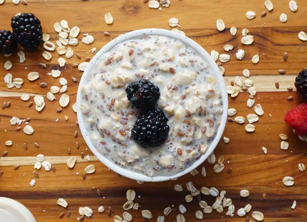Ingrédients pour préparer des overnight oats : flocons d'avoine, yaourt, lait et fruits