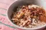 Bol d'overnight oats avec flocons d'avoine, fruits frais et noix sur un plan de travail