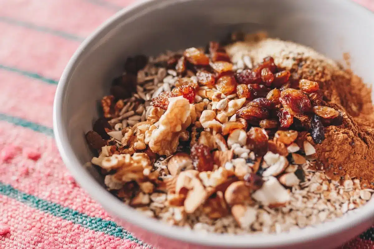 Bol d'overnight oats avec flocons d'avoine, fruits frais et noix sur un plan de travail