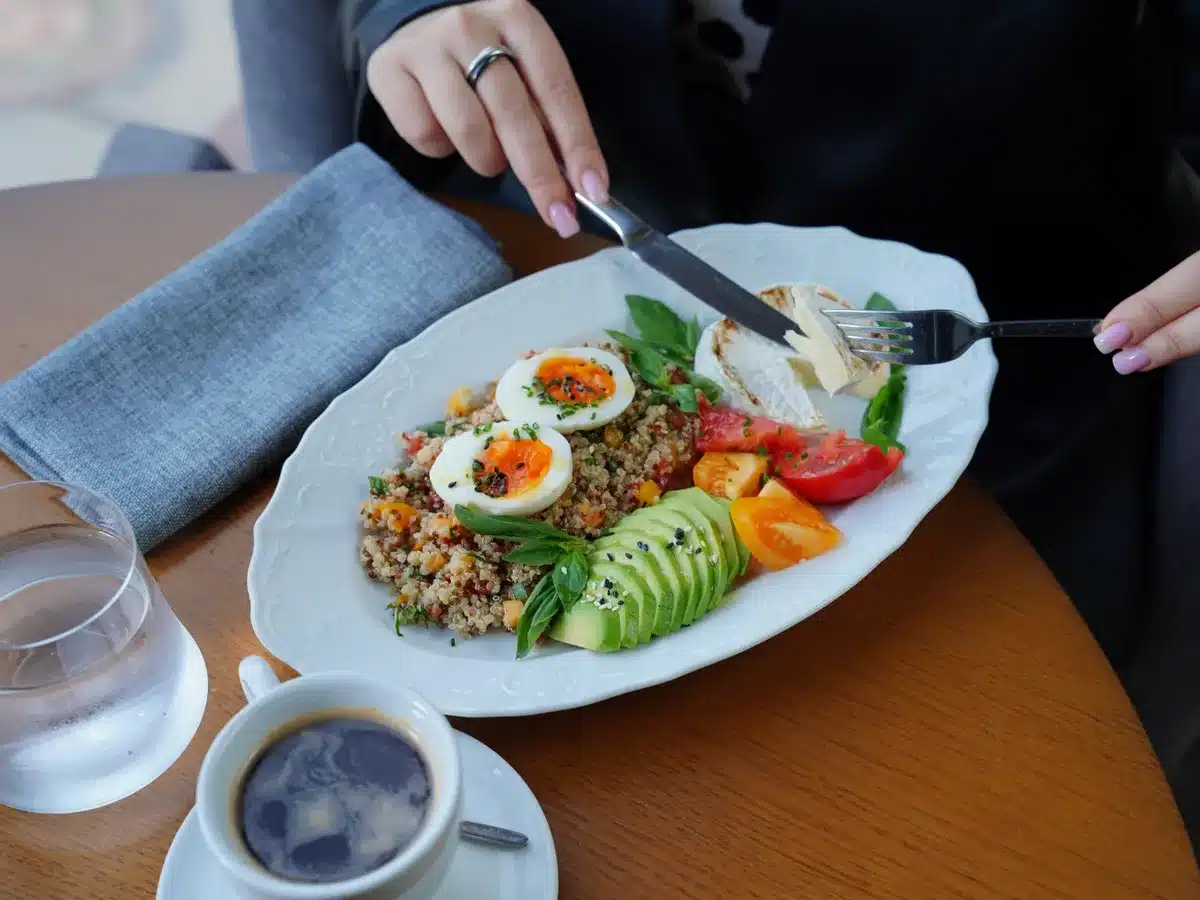 Petit-déjeuner équilibré avec porridge, yaourt nature et fruits frais sur une table