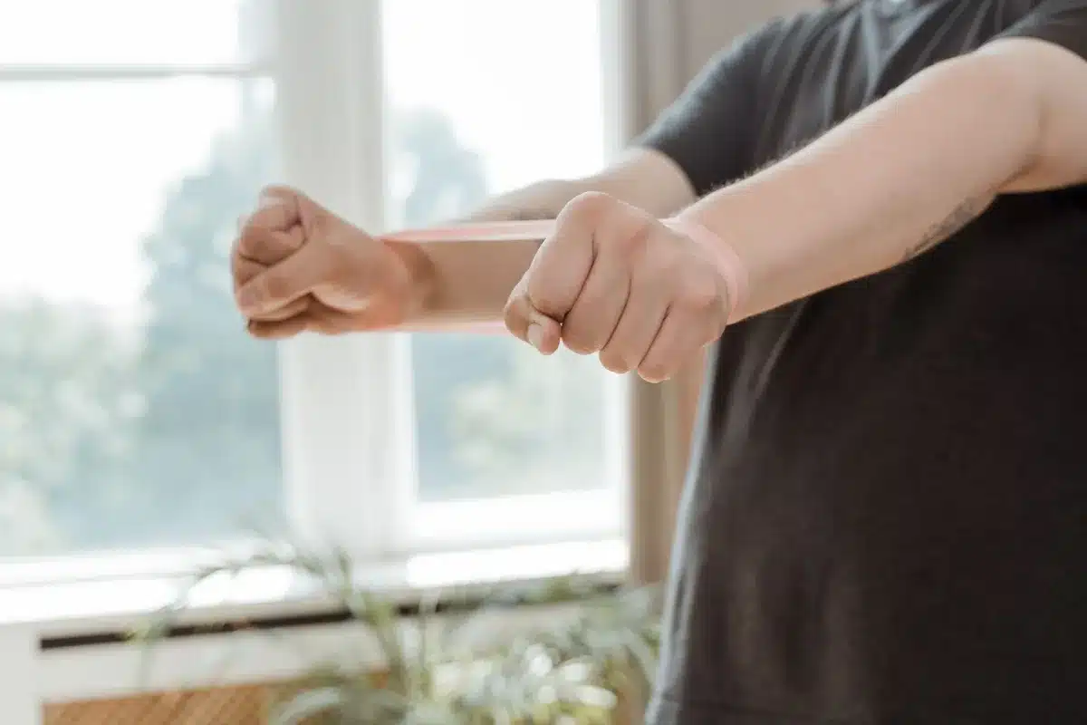 Personne effectuant des exercices d'étirement doux à domicile