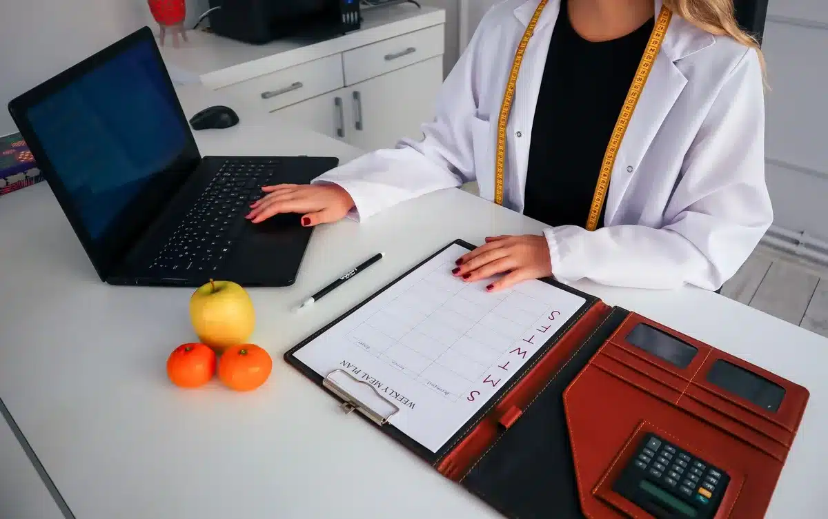 Professionnel de santé discutant d'un plan alimentaire personnalisé avec une patiente