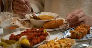 Assiette vide et verre d'eau sur une table, symbolisant la perte d'appétit et les difficultés alimentaires