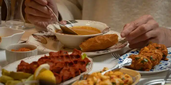 Assiette vide et verre d'eau sur une table, symbolisant la perte d'appétit et les difficultés alimentaires