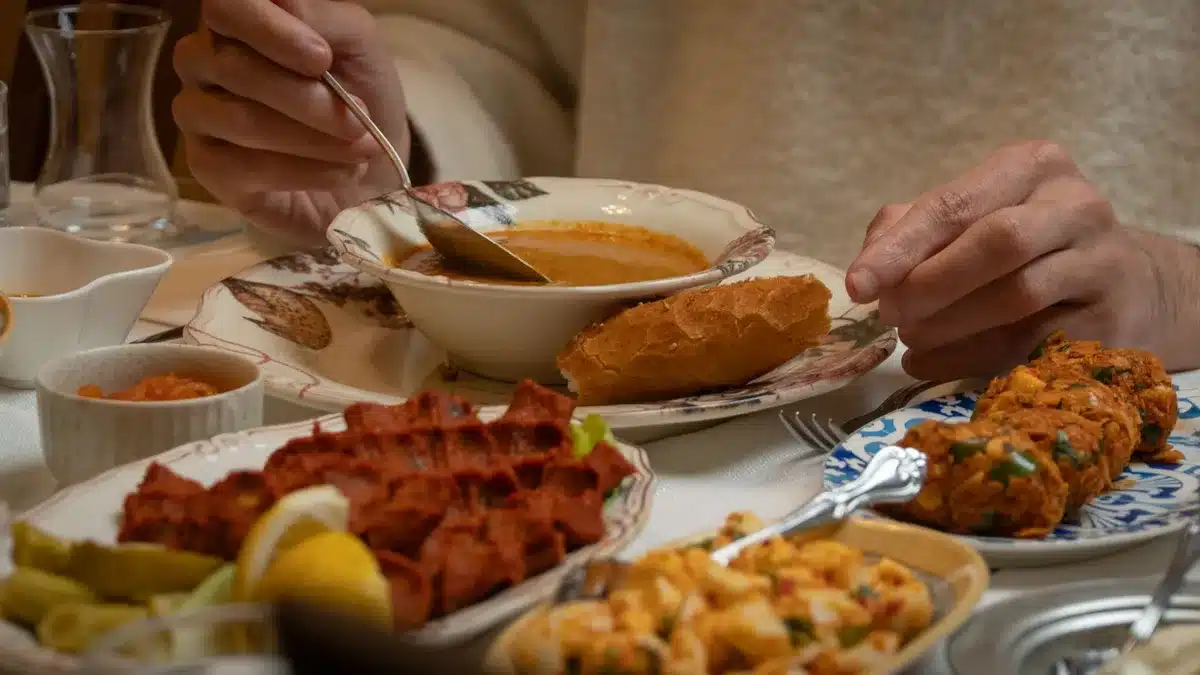 Assiette vide et verre d'eau sur une table, symbolisant la perte d'appétit et les difficultés alimentaires