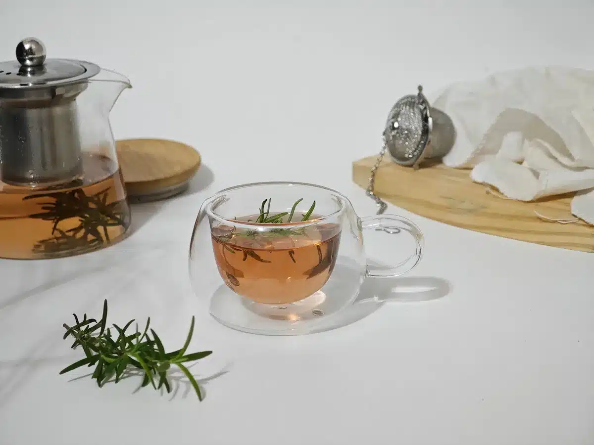 Tasse d'infusion de romarin avec fruits rouges et citron
