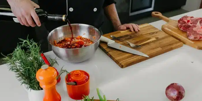 Branche de romarin frais sur une planche à découper avec du citron et huile d'olive