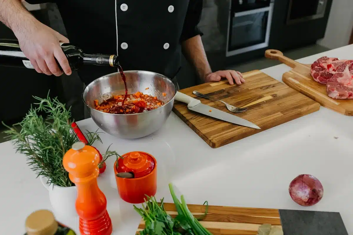 Branche de romarin frais sur une planche à découper avec du citron et huile d'olive