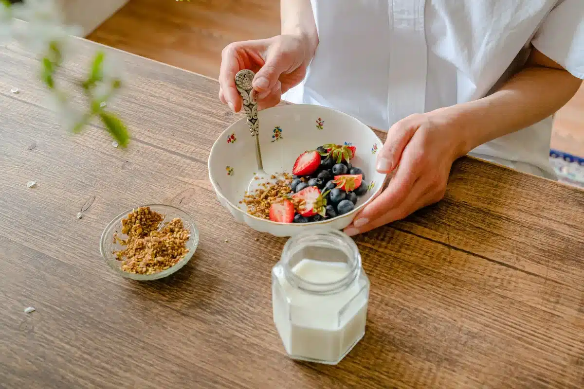Collation équilibrée avec yaourt, myrtilles et fruits secs