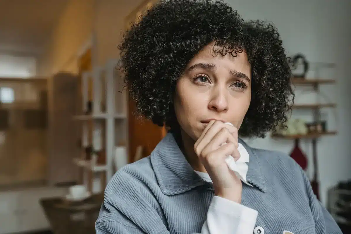 Personne exprimant l'anxiété et la préoccupation émotionnelle