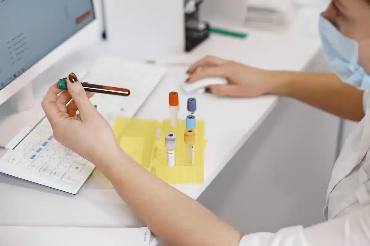 Prélèvement sanguin pour analyse de biomarqueurs protéiques en laboratoire