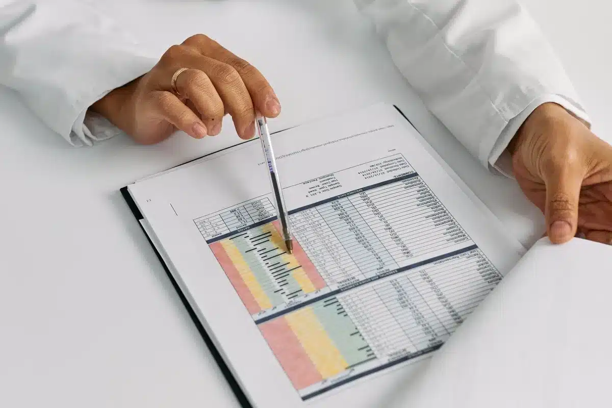 Graphique d'analyse comparative montrant les courbes de performance des modèles de détection