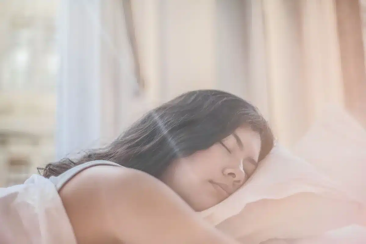 Chambre apaisante avec éclairage tamisé et textiles doux pour favoriser le sommeil