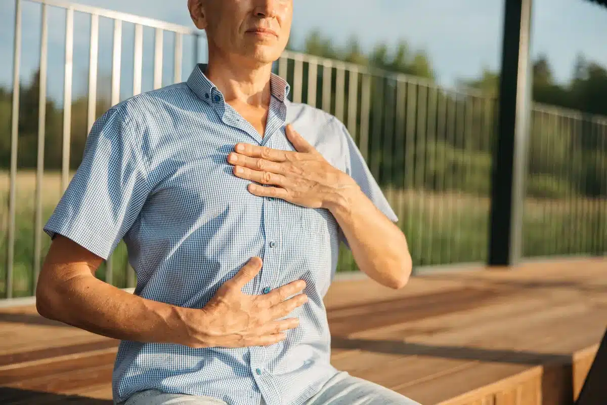 Personne pratiquant une technique de respiration pour calmer une crise