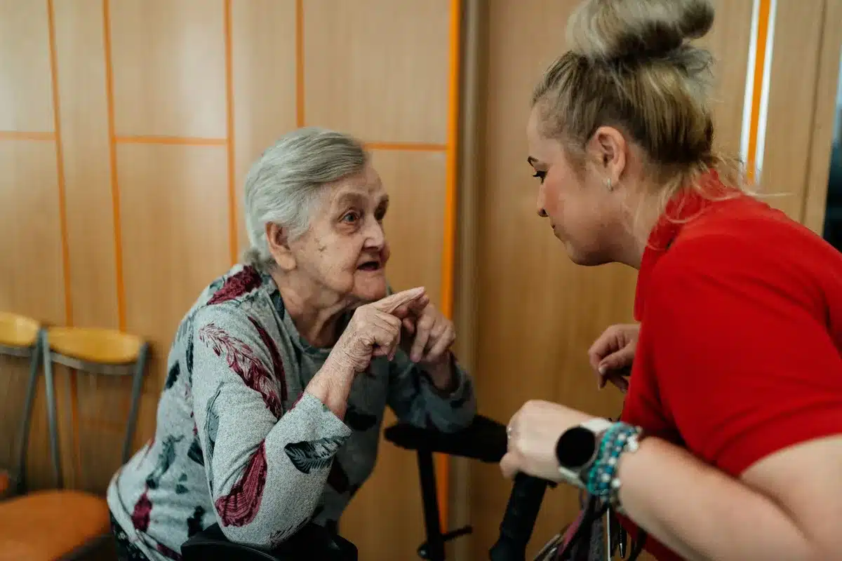 Mains qui se touchent ou figure aidante écoutant attentivement, symbolisant le soutien auprès d'une personne dépressive.