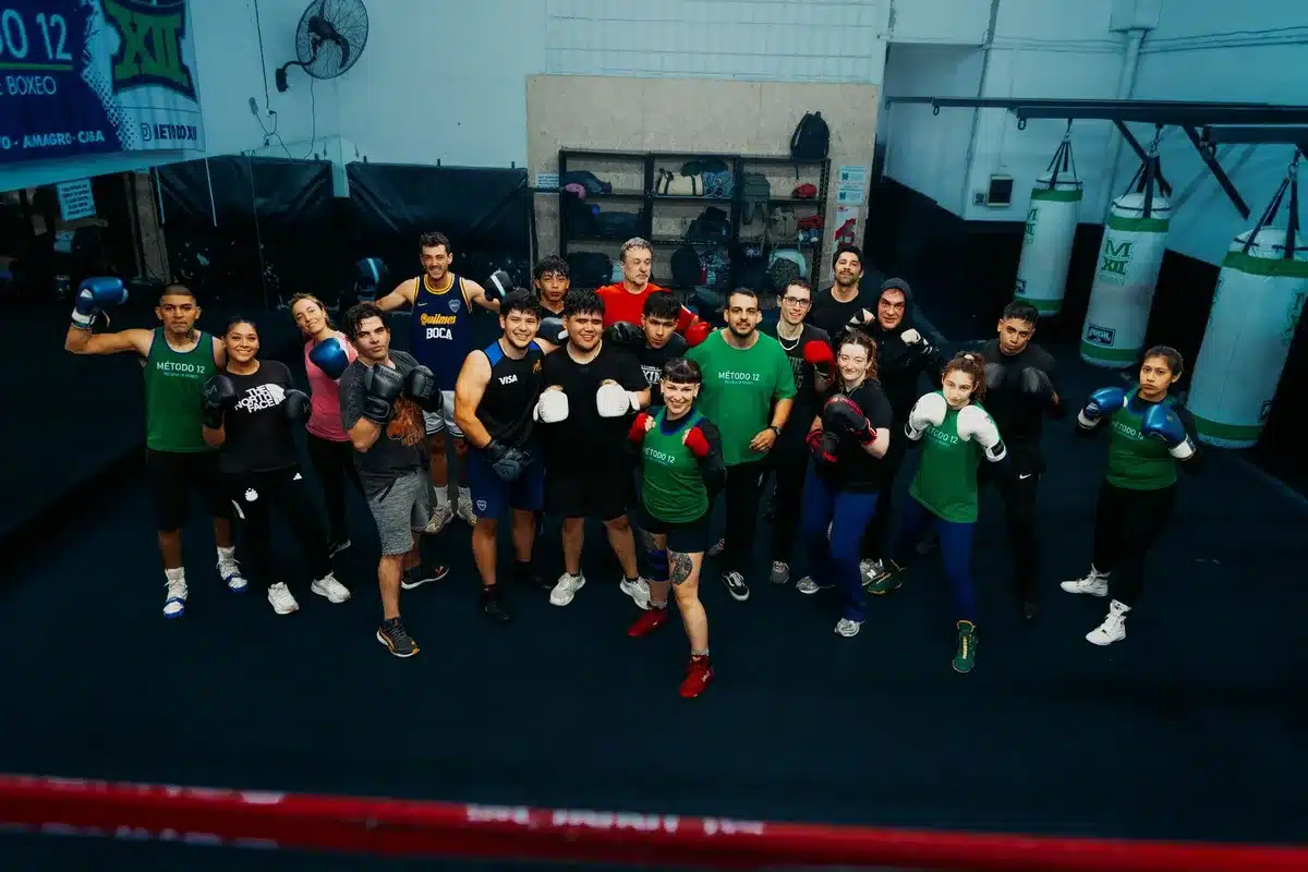 Groupe de personnes en tenue de sport pratiquant une activité collective dans un gymnase, symbolisant l'insertion par le