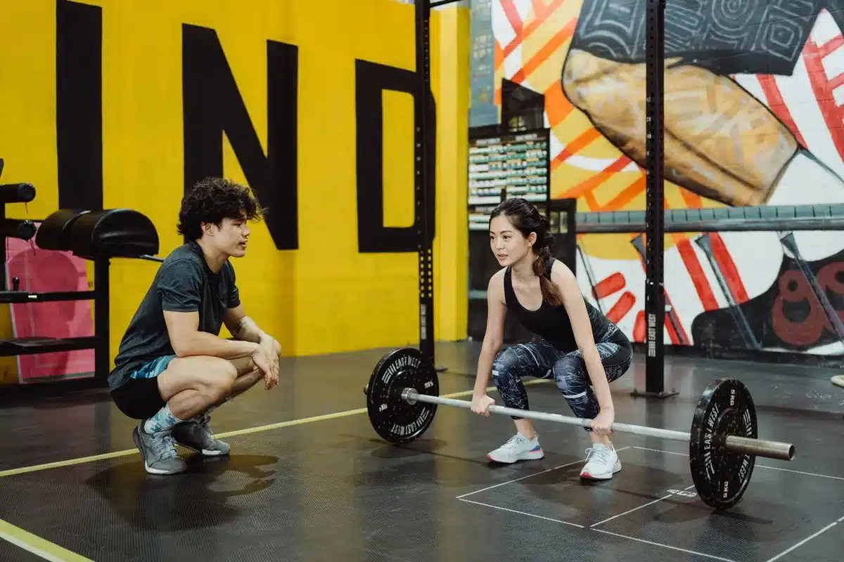 Adhérents de niveaux variés s'entraînant ensemble dans un club de fitness