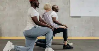 Coach sportive dirigeant une séance de groupe dans une salle de fitness moderne