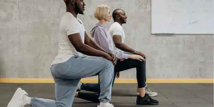 Coach sportive dirigeant une séance de groupe dans une salle de fitness moderne