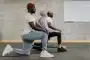 Coach sportive dirigeant une séance de groupe dans une salle de fitness moderne