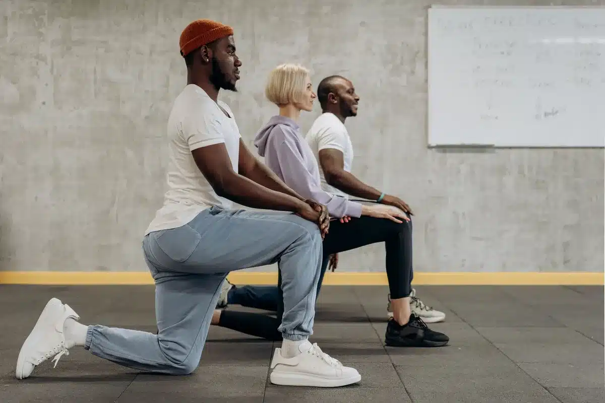 Coach sportive dirigeant une séance de groupe dans une salle de fitness moderne